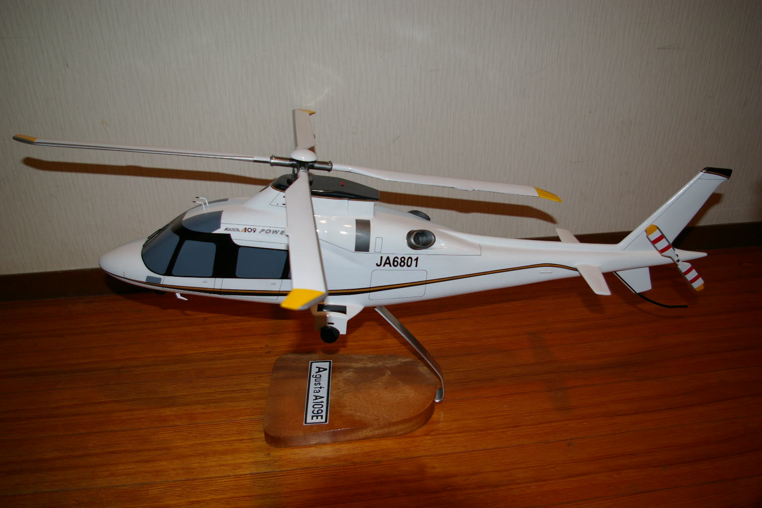 AGSTA A109E左から